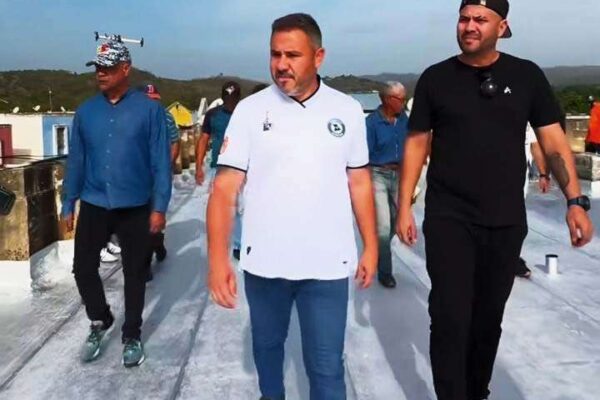 Entregan primera fase de impermeabilización de techos en el urbanismo La Lagunita
