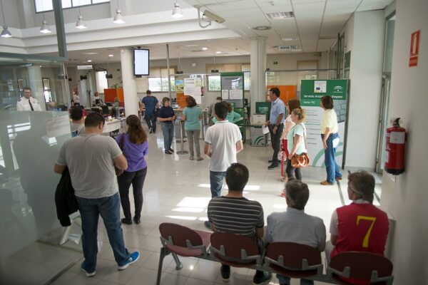 Colapso en el SEPE: la difícil misión de conseguir cita para la prestación por desempleo | Economía EL PAÍS