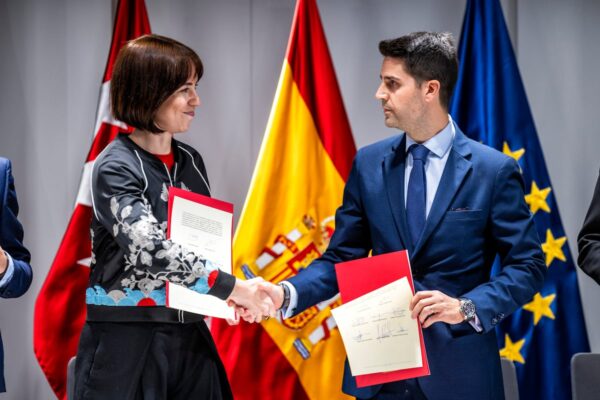 La firma del convenio para contratar a 1.091 profesores desemboca en una bronca entre el Gobierno central y el de Ayuso | Educación
