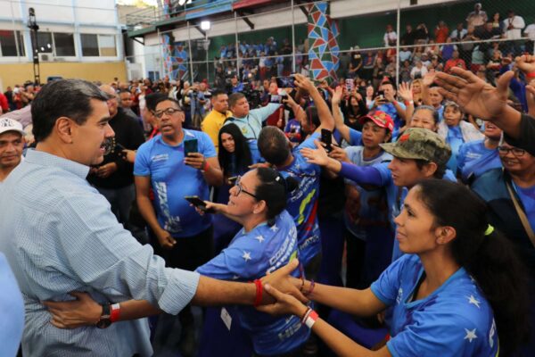 Maduro lidera asamblea con candidatos a jueces de paz en Caracas Maduro lidera asamblea con candidatos a jueces de paz en Caracas