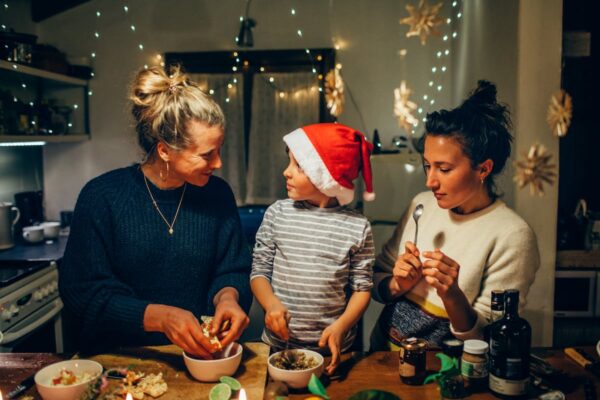 Menos regalos y más tiempo de calidad: qué le hace realmente feliz a un niño (y lo que no) en Navidad | Actualidad | Mamas & Papas EL PAÍS