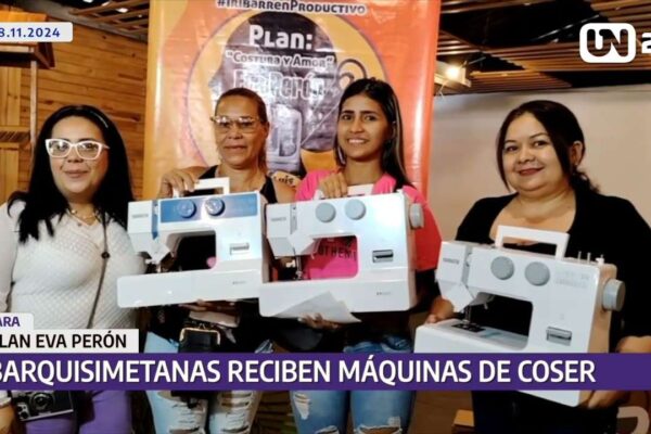 Mujeres reciben máquinas de coser en Barquisimeto