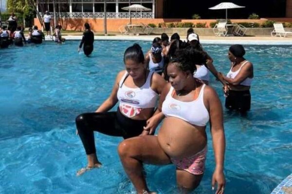 Orientan a gestantes con natación en Higuerote Orientan a gestantes con natación en Higuerote