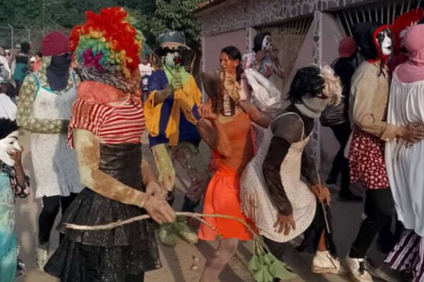 Parrandas e‘ locos y las Locainas recorrieron calles de Cojedes