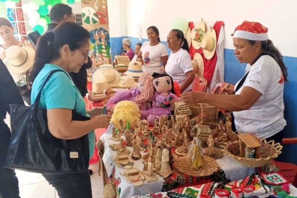 Participan 145 emprendedores en expo feria comunal navideña de Yaracuy