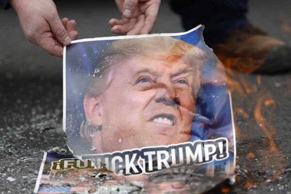 Queman afiches de Trump en Panamá en rechazo a la amenaza sobre el canal