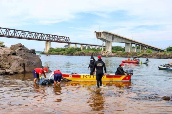 Suben a 10 los muertos por desplome de puente en Brasil