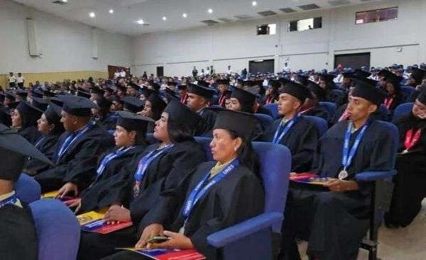 Unes gradúa 102 nuevos oficiales en La Guajira