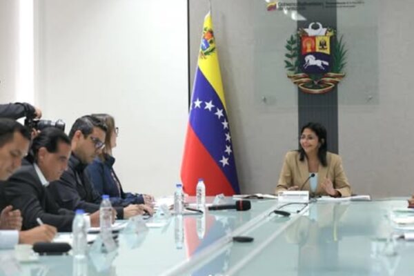 Vicepresidencia económica analiza proyecciones para 2025