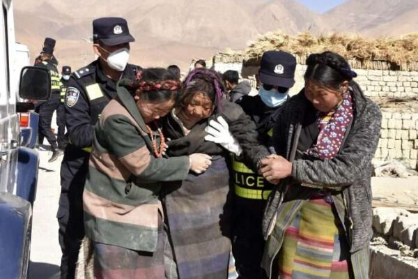 A 126 se eleva la cifra de muertes por el terremoto en China