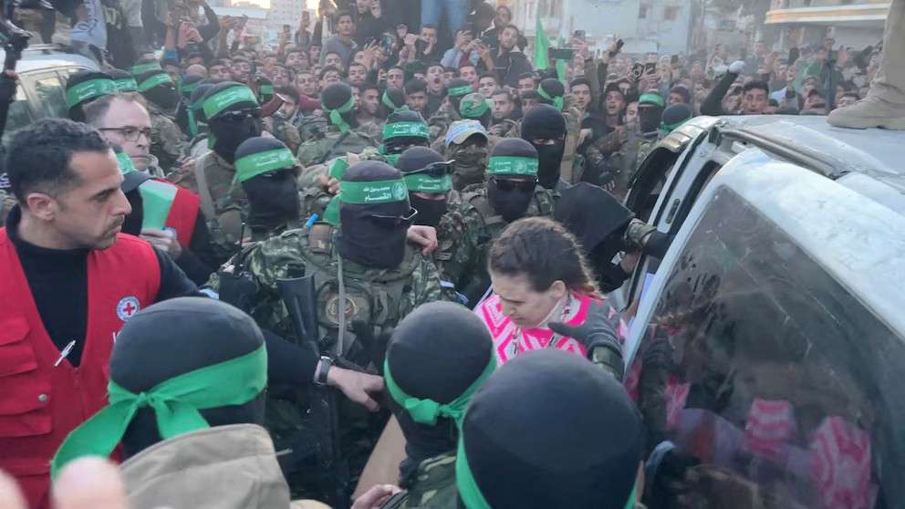 Hamás cumple el acuerdo y libera primeros tres rehenes