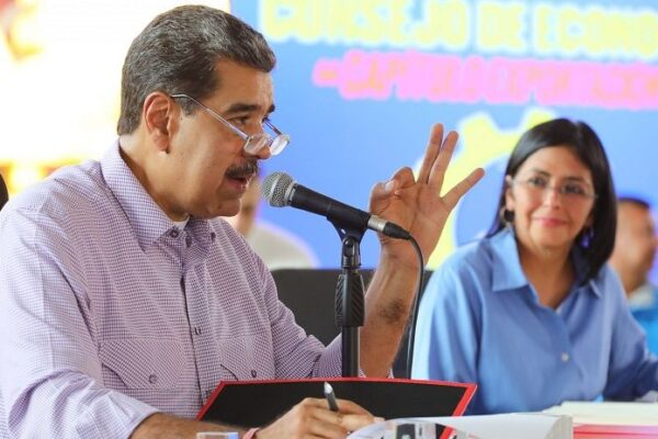 Maduro aseguró que se está preparando, junto a Cuba y Nicaragua, para tomar las armas