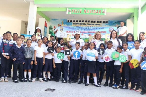 Piden supervisar uso de las redes sociales