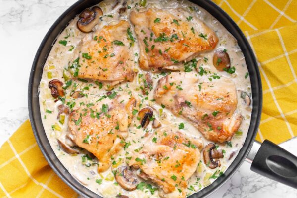Pollo con salsa cremosa de puerro y champiñones | El Comidista | Gastronomía EL PAÍS