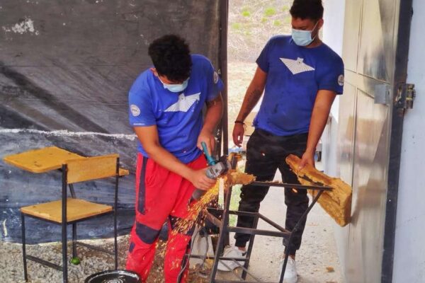 Recuperan y construyen 5.000 pupitres en la Universidad Rómulo Gallegos