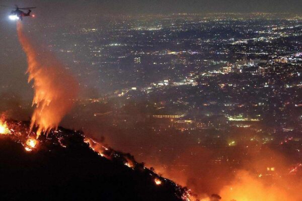 Suben a 10 los muertos por incontrolables incendios en Los Ángeles