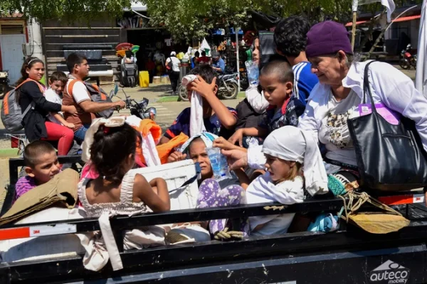 Venezuela despliega ayuda humanitaria para atender a colombianos desplazados