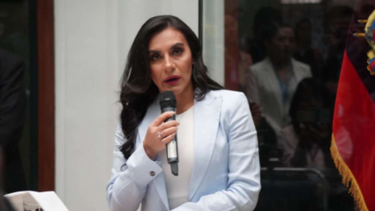 Vicepresidenta de Ecuador sostiene que el país “vive” en un “golpe de Estado”