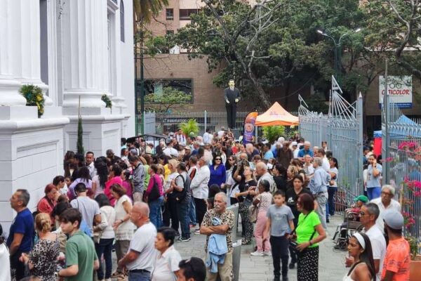 Caraqueños participan en primera Consulta Popular Nacional 2025 Caraqueños participan en primera Consulta Popular Nacional 2025