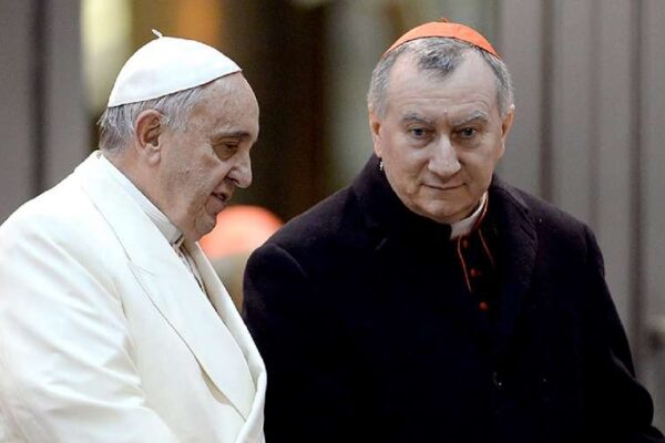 El Papa Francisco recibió al secretario del Vaticano en su cama del hospital