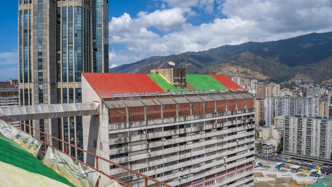 Juntos Todo es Posible avanza en trabajos de rehabilitación integral de las torres de Parque Central