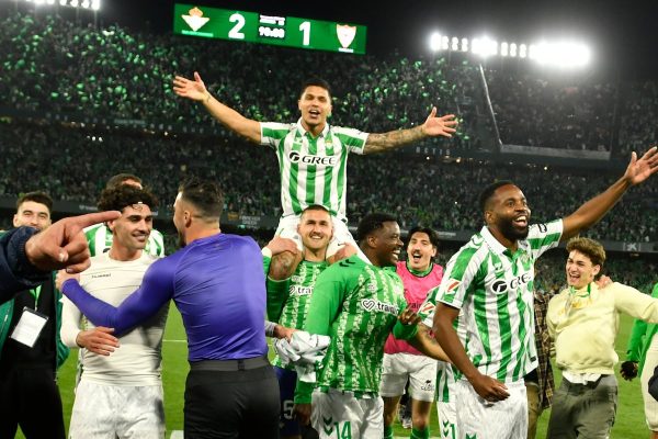 Los jugadores del Betis celebran la victoria en el derbi ante el Sevilla con su afición.