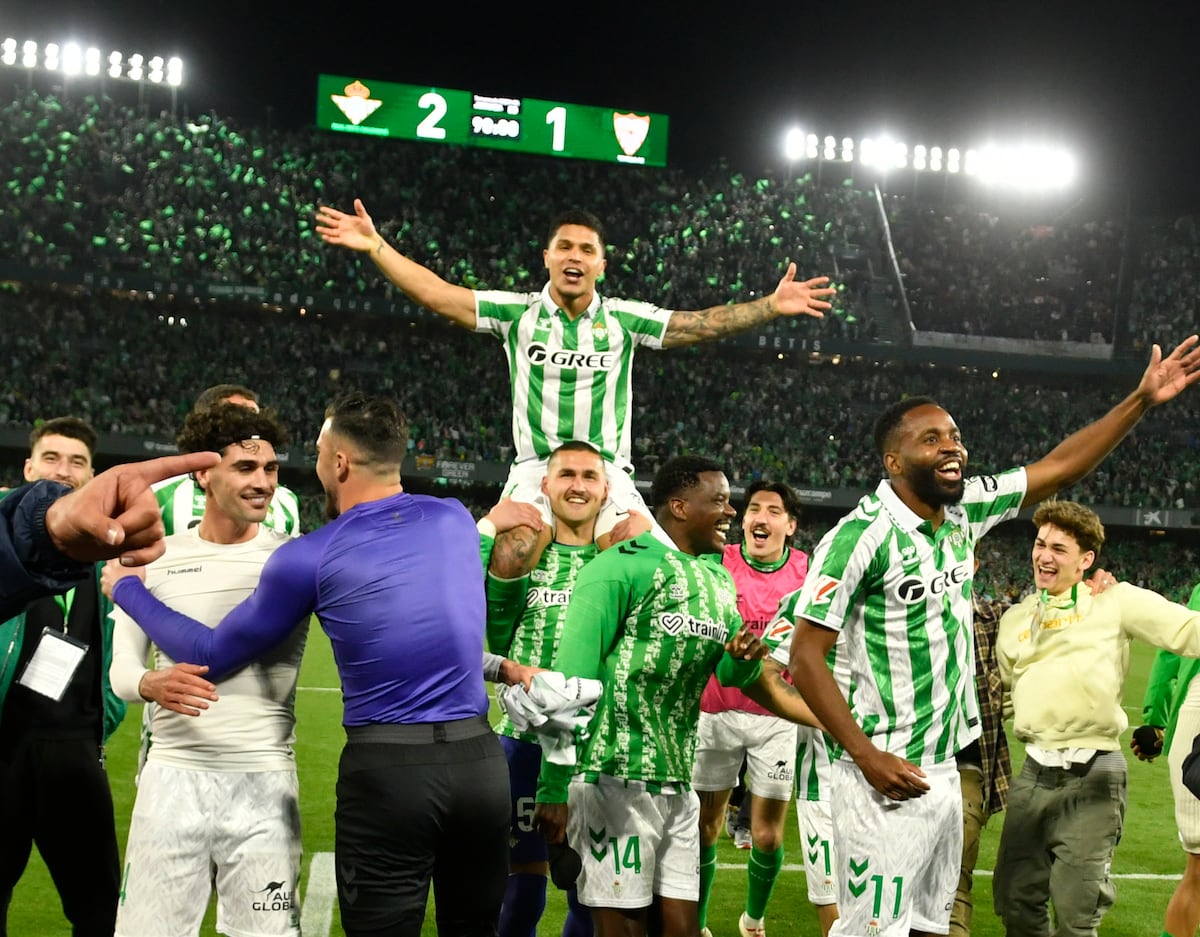 Los jugadores del Betis celebran la victoria en el derbi ante el Sevilla con su afición.