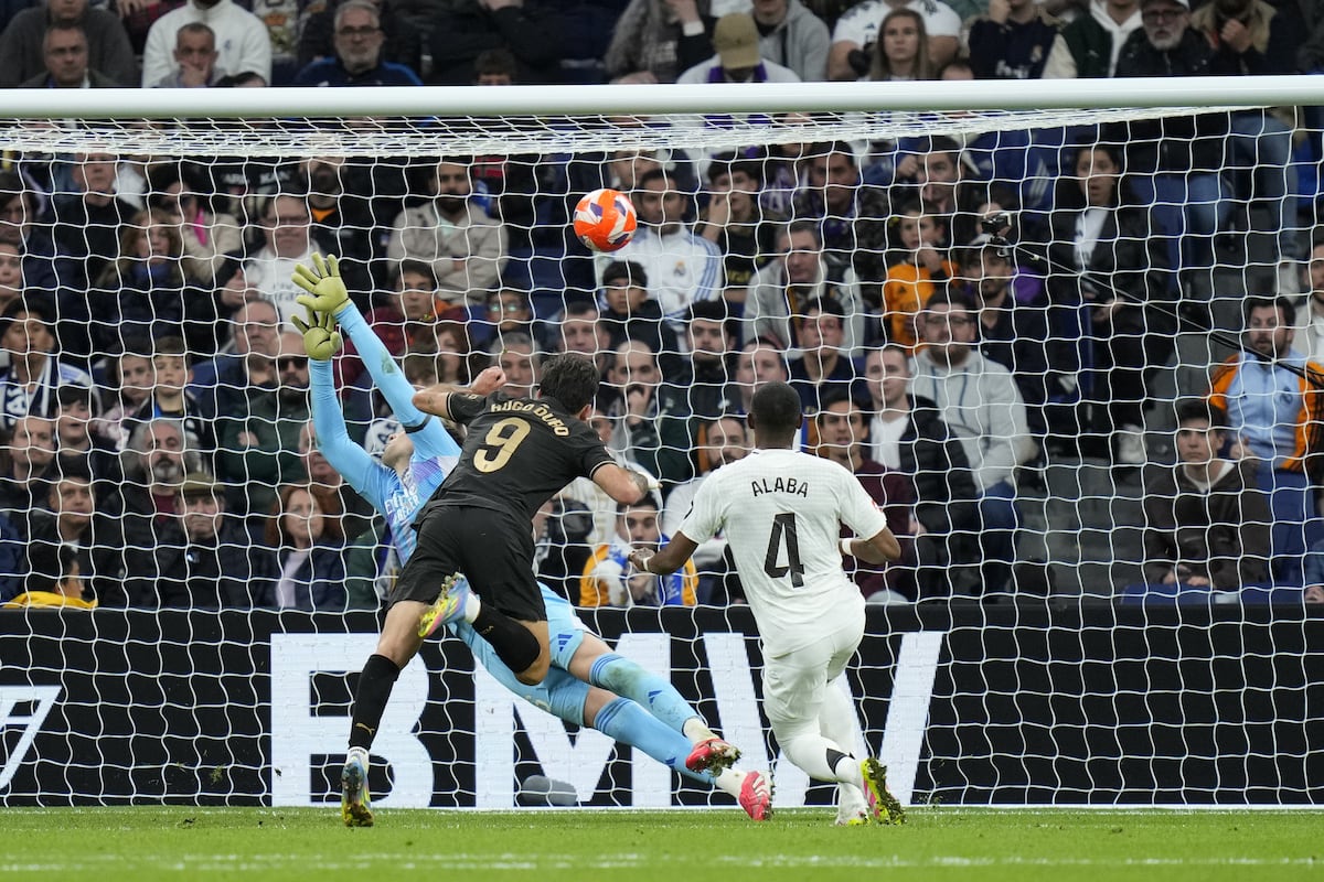 Hugo Duro (centro) marca de cabeza el gol de la victoria del Valencia en el descuento ante el Madrid.