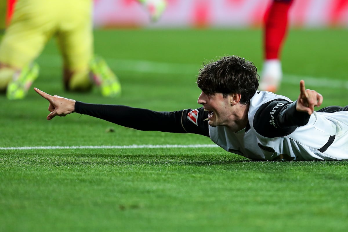 Javi Guerra celebra el gol del triunfo del Valencia ante el Sevilla.