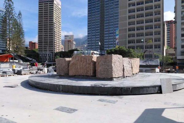 Erigen monumento a Rusia en la Plaza Venezuela