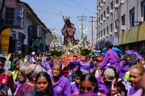 Feligreses recorrieron las calles del país junto al Nazareno