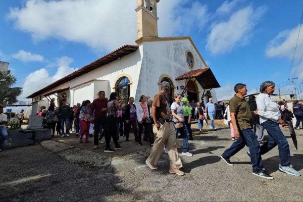 La feligresía recorrió los 7 templos en las regiones este Viernes Santo