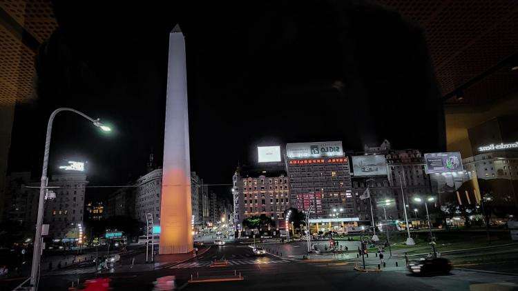 Monumentos argentinos lucen colores de El Vaticano en honor al Papa