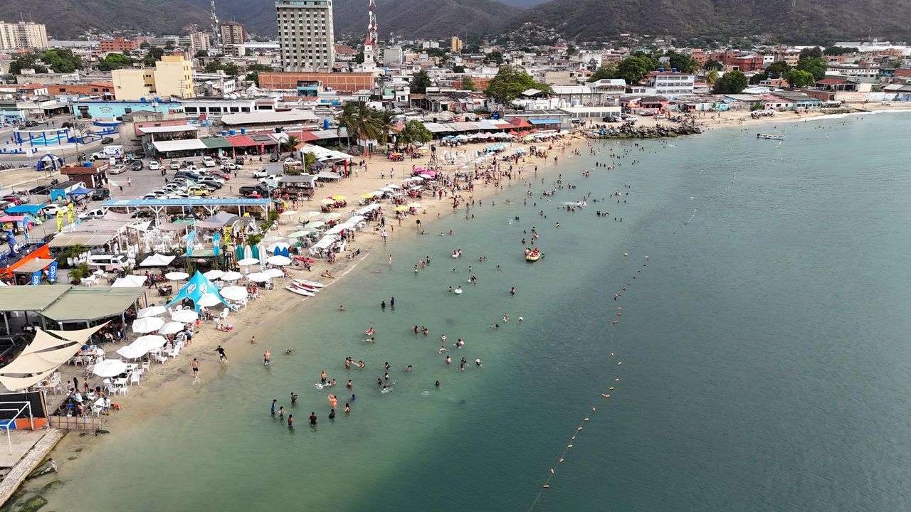 Temporadistas abarrotan playas del litoral carabobeño 