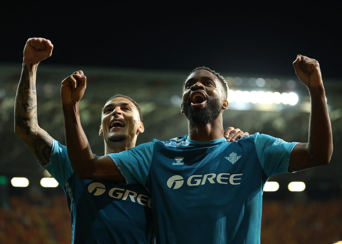 Bakambu celebra junto a Antony el gol del Betis ante el Jagiellonia.