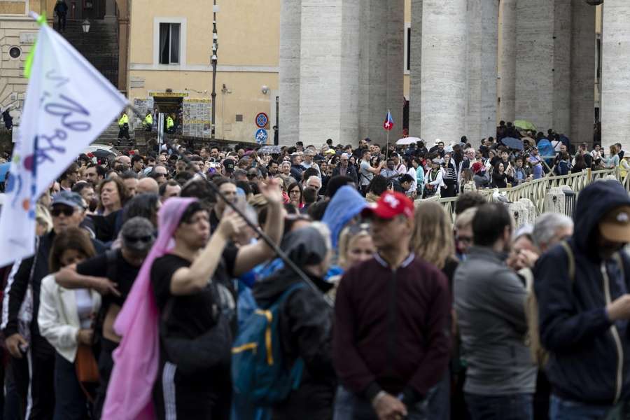 Un grupo de pobres y migrantes participarán el sábado en el funeral y entierro del papa
