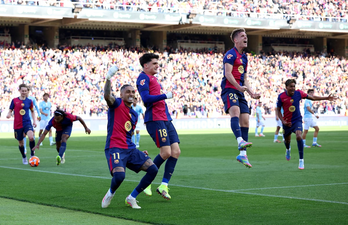 Raphinha celebra tras marcar de penalti el cuarto del Barça junto a Pau Víctor y Dani Olmo.