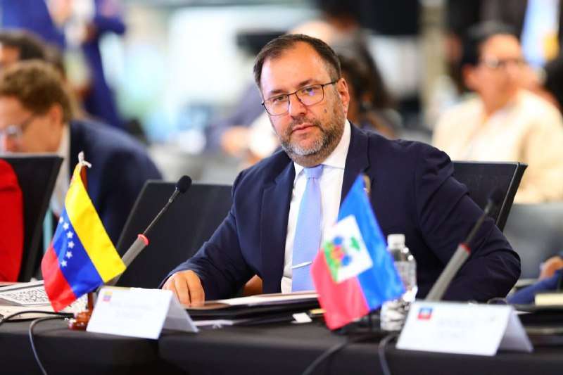 Canciller tachó de ridículo alerta del gobierno de Noboa de no viajar a Venezuela