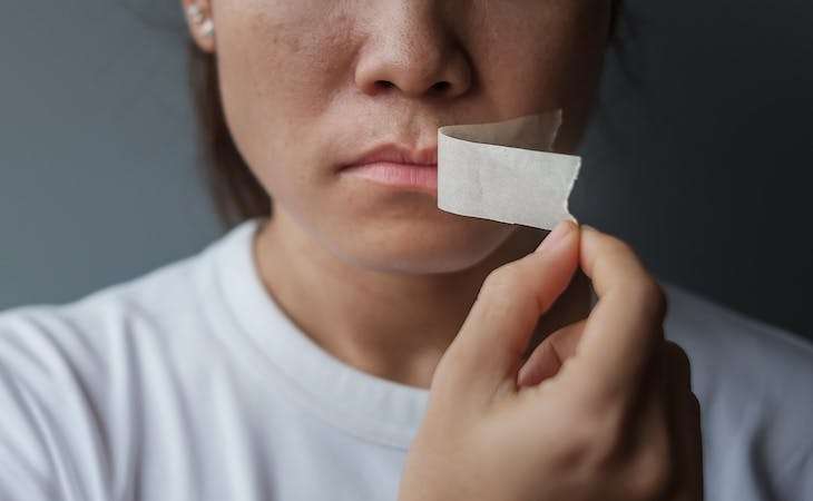 Cinta en la boca conlleva a serios riesgos de salud