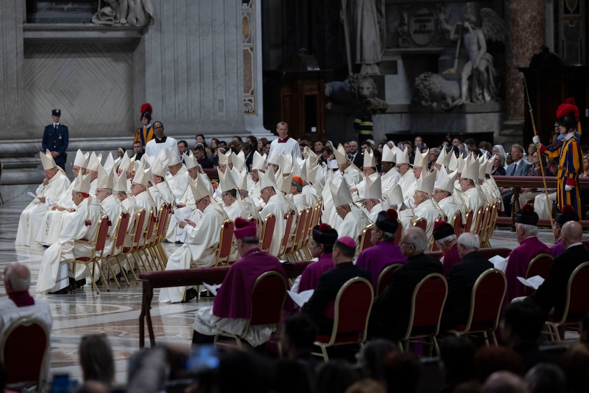 Un momento de la misa celebrada este domingo en la basílica de San Pedro en homenaje al papa Francisco.
