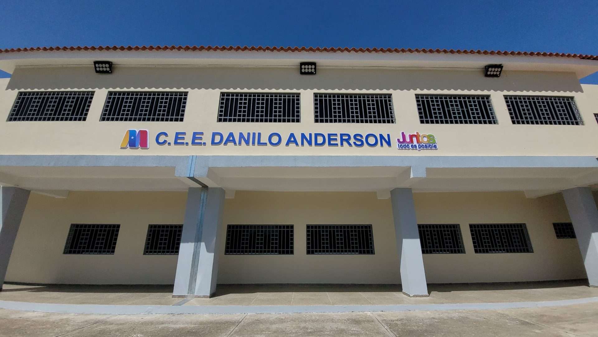 Entregan rehabilitado el Complejo Educativo Estadal Danilo Anderson