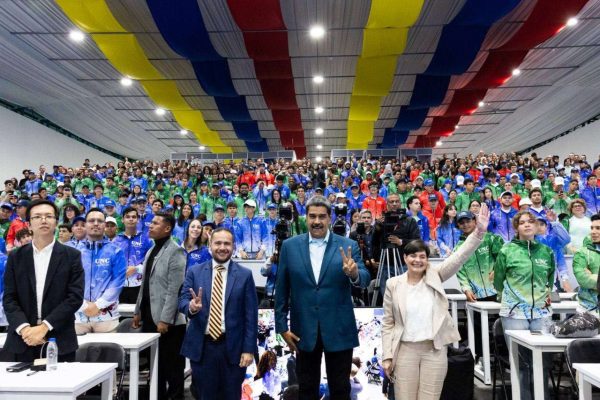 Maduro: “Hoy tenemos el poder del conocimiento que antes no existía”