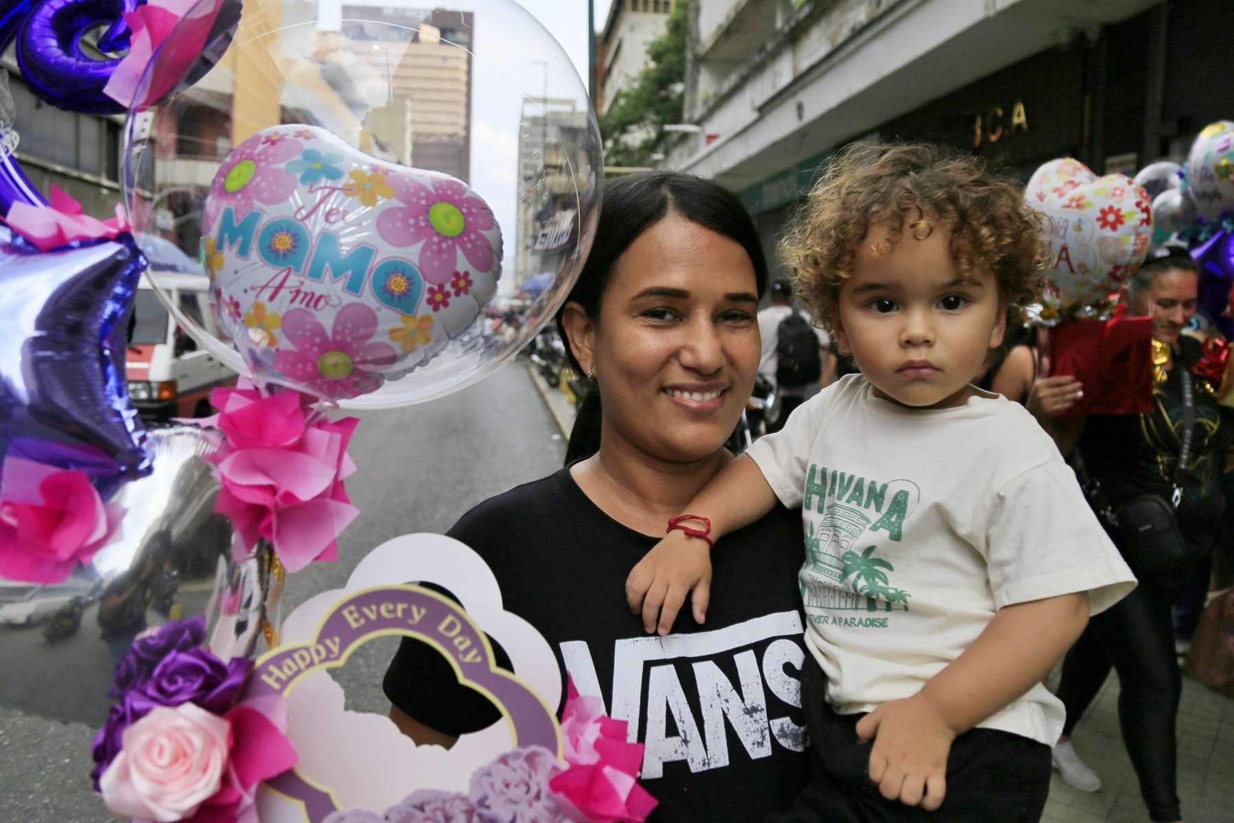 Mamás señalan ropas y zapatos como un regalo útil en su día
