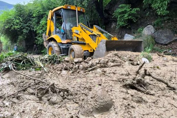 Avanza despeje de vías en Mérida para restablecer el paso tras las fuertes lluvias