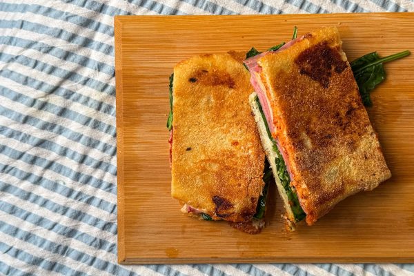 Bocadillo de mortadela, pesto de tomates secos y queso de tetilla | El Comidista | Gastronomía EL PAÍS