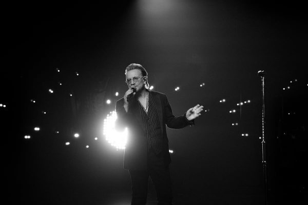 Bono cuenta su vida (y sus traumas) en un monólogo. Todo resulta intenso, como es él | Televisión