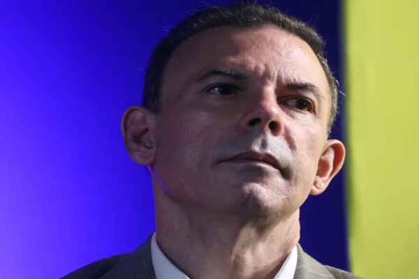 'Capriles encarna la pantomima de una simulación de oposición'