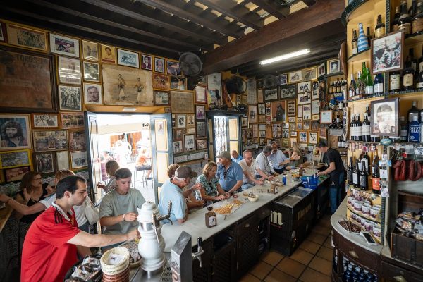 Casa Manteca, la taberna gaditana que recibe a 275.000 clientes cada año, y no solo por su comida | Gastronomía: recetas, restaurantes y bebidas EL PAÍS