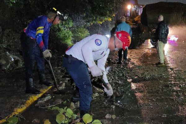 Derrumbes en vías y cinco viviendas afectadas por lluvias en La Guaira