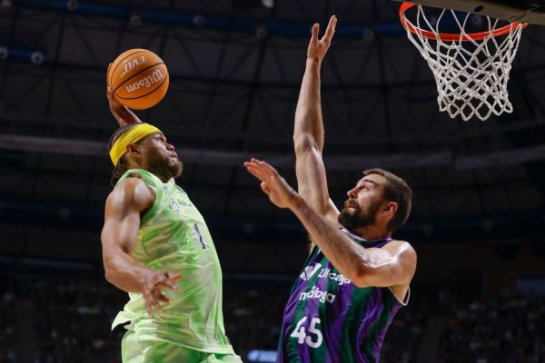 Justin Anderson entra a canasta ante David Kravish, de Unicaja.